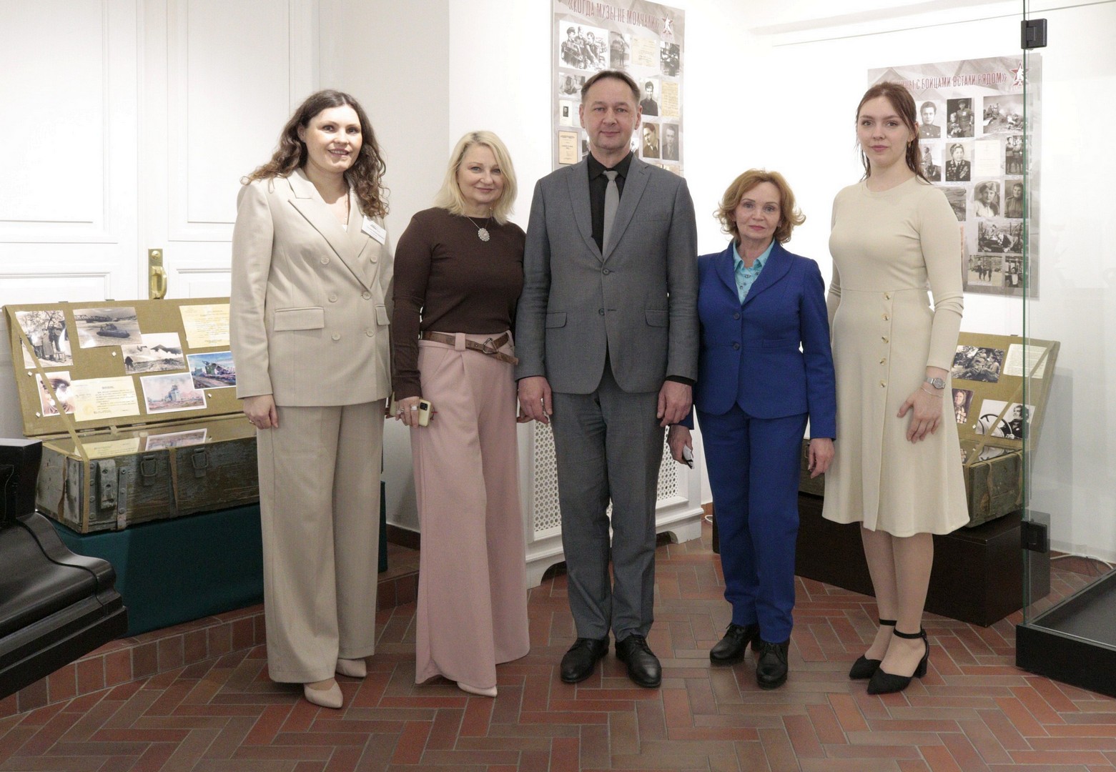 ВЫСТАВКИ «ОГНЕННАЯ ДУГА» И «ПОДВИГА НЕМЕРКНУЩАЯ ПАМЯТЬ»