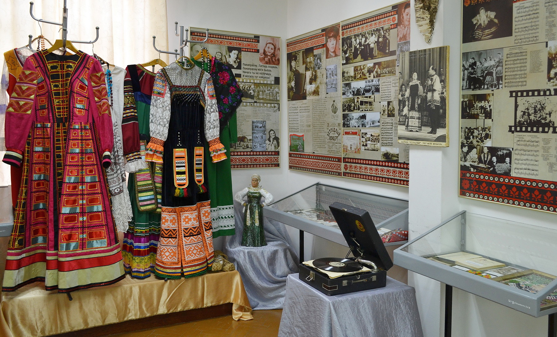 ВЫСТАВКА «САРАФАН С ИГОЛОЧКИ»