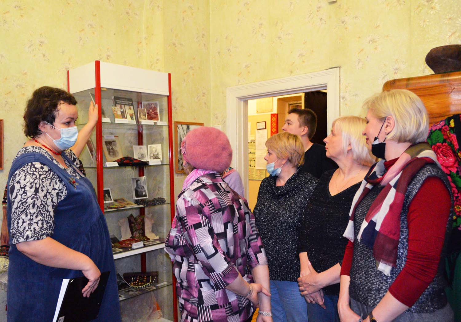 ВЫСТАВКА «НА МНЕ КОФТА ГОЛУБАЯ, НА ГРУДИ МОНИСТО»