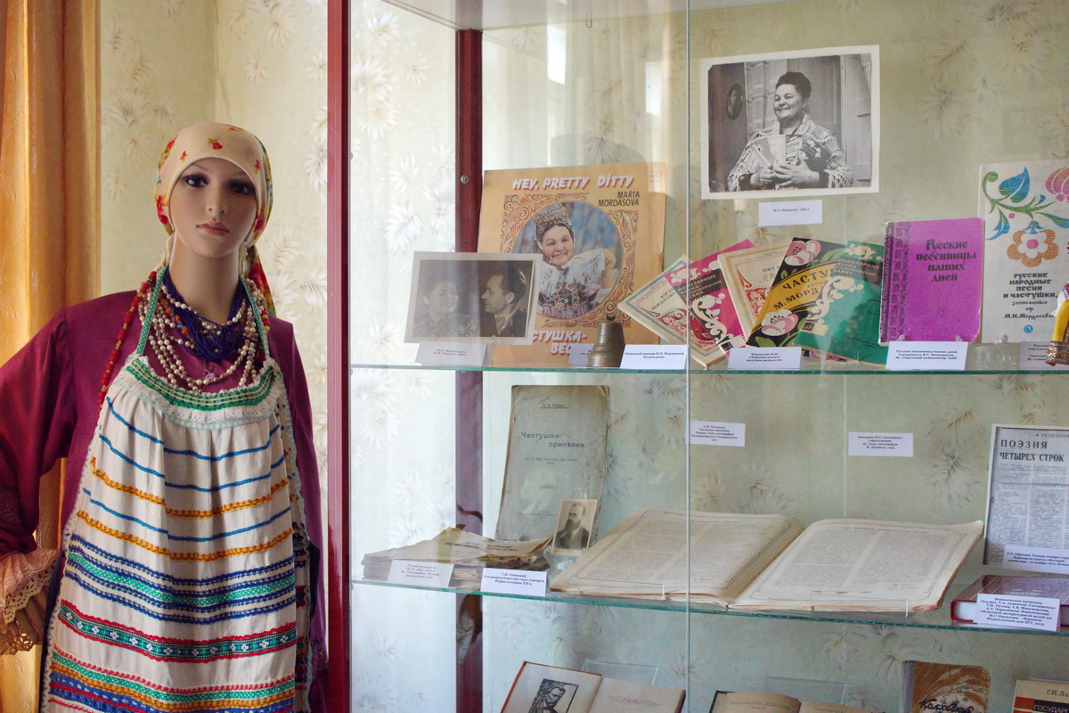ВЫСТАВКА «ЧАСТУШКИ ЗА СТЕКЛОМ. ДОМАШНЯЯ БИБЛИОТЕКА М.Н. МОРДАСОВОЙ»