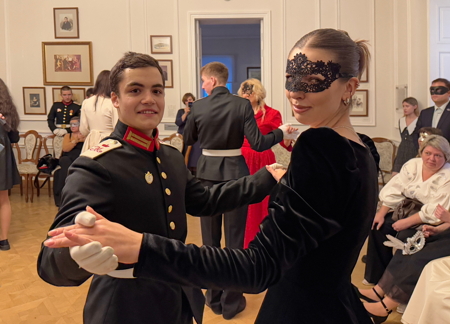 Провинциальный бал-маскарад