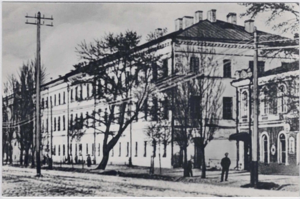 Фотооткрытка. «Воронеж. Духовная семинария, где учился И.С. Никитин (репродукция с открытки конца XIX в.)» (из набора «На родине И.С. Никитина»).