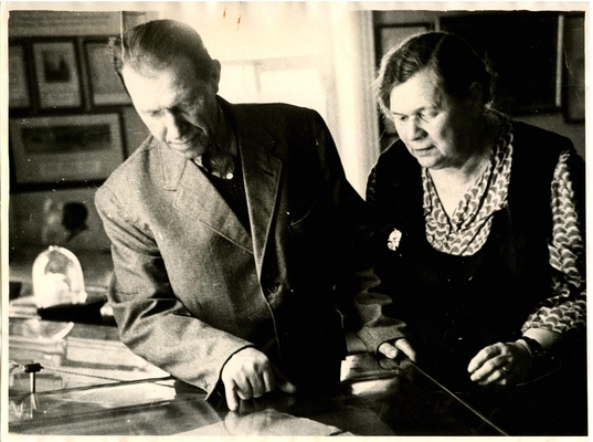 Фотография монохромная: В.Л. Никитина, Н.Л.  Никитин в Доме-музее И.С. Никитина, 27.10.1961 г.