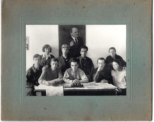 Фотография. Лызлов М.И. и коллектив газеты “Коллективист”.