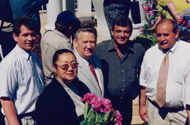 Фотография: открытие памятника А.С. Пушкину в Воронеже. Автор памятника Пак Э.Н. с представителями администрации Воронежской области: Меркулов А.Ф.- зам. главы администрации, Шабанов И.М. - губернатор, Яновский Л.М. - гл. архитектор.