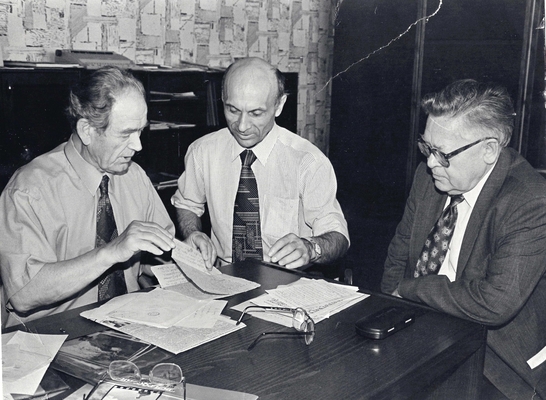 Фотография черно-белая: Стукалин Б., Будаков В., Домогацких М. в редакции газеты "Коммуна", июнь 1998 г.,  Воронеж.