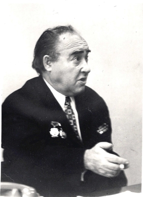 Фотопортрет Волохова Ф.С., поясной, 3/4 влево. Редакция журнала "Подъем", кабинет редактора журнала.