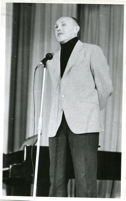 Фотопортрет Мартынова В., поколенный, 3/4. Стоит у рояля, перед микрофоном.