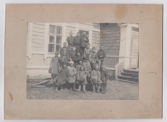 Фотография. Фотография - группа крестьянских детей, учащихся школы, организованной А.И. и М.В. Эртель. На паспарту, на обороте надпись: "с. Александровка, Тамбов. губ., Моршанск. у. 1901 г.".