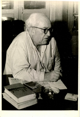 Фотография. Кораблинов В.А. за рабочим столом.