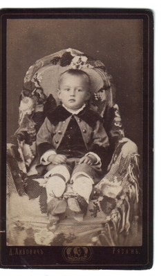 Фотография. Тимешовы. Маленький мальчик в кресле.