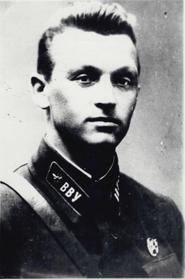 Фоторепродукция с фотографии Батраченко С.И. Одет в форму курсанта ВВУ, 3/4 влево, погрудное.