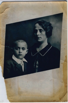 Фотокопия. Фотография: А.И. Немировский с матерью (А.М. Немировской)