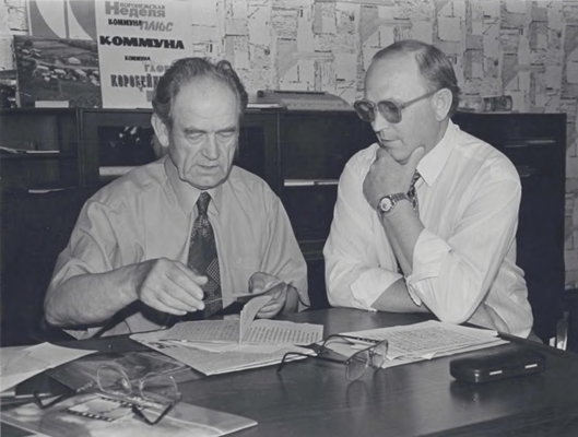 Фотография: Б.И. Стукалин и Жихарев В.И. Кабинет редакции газеты "Коммуна".