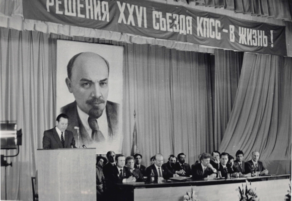 Фотография: Президиум торжественного заседания, посвященного 50-летию журнала "Подъем". Выступает с докладом 1-й секретарь Обкома партии Игнатов В.Н. Дом актера, 1982 г.