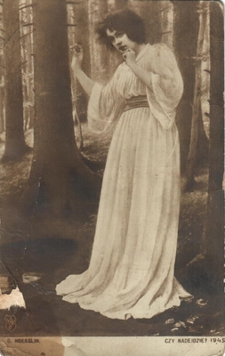 Открытка польского производства: изображена женщина в лесу.