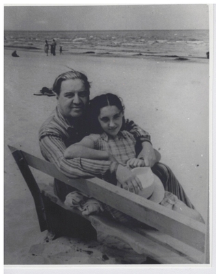 Фотография: Н.А. Задонский с внучкой Леной.