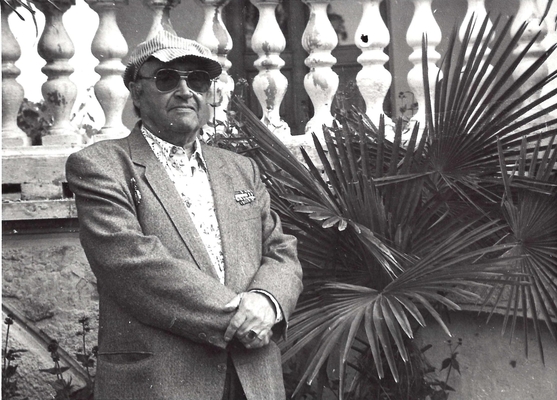 Фотопортрет Волохова Ф.С., поясной, почти анфас, в головном уборе, очки. Ялта, май 1985 г.