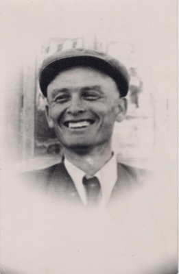 Фотография Сидельникова И.В. г. Воронеж, лето 1955 г., почти анфас, погрудное. Изображен в костюме с галстуком, на голове кепка. На обороте фотографии надпись: "Жизнерадостный юноша, Воронеж, лето 1955 г…."