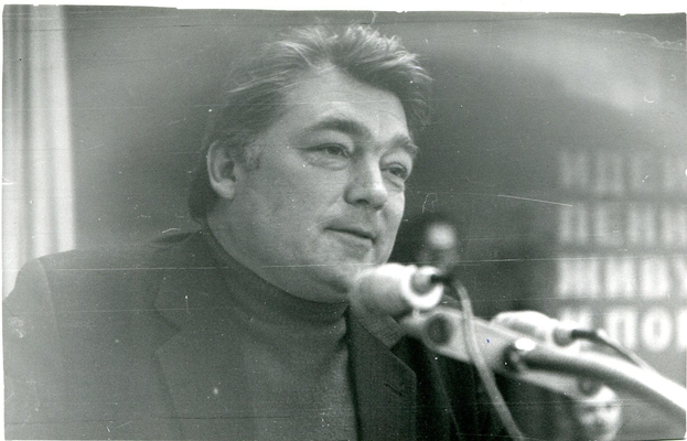 Фотография: Ионкин А.А., погрудная, наклон вправо,  у микрофона. Конференцзал Станкостроительного завода. 20-летие газеты "Станкостроитель", январь 1985 г. (черно-белая).