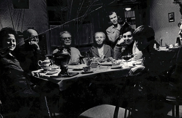 Фотография. Чаепитие в квартире Н.Е. Штемпель (сидит в центре за столом). Воронеж,1980-е гг.