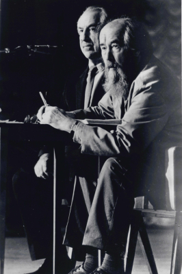 Фотография: Встреча жителей г. Воронежа с Солженицыным А.И., 1994 г.  На сцене за столом Гордейчев В. и Солженицын А.И. Дарственная надпись.