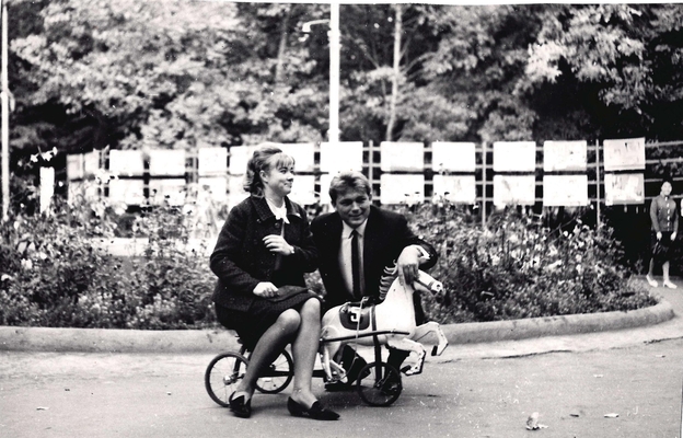 Фотография: Пирогова В. - редактор заводского радио и Ионкин А. - редактор газеты.  (черно-белая).