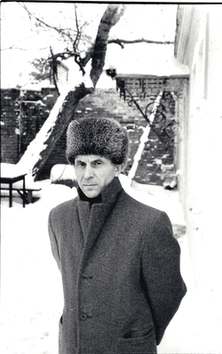 Фотография черно-белая: Будаков В.В. во дворе дома Тюриной, поясной, зима 1995 г.