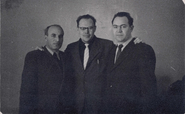 Фотография монохромная: Ю. Гончаров, Шогенцуков А., Мирзагитов А. Высшие литературные курсы, г. Москва, 1960 г. На обороте находится автограф Ю.Д. Гончарова