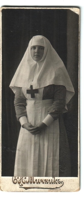 Фотография. Тимешовы. Женщина в форме сестры милосердия.