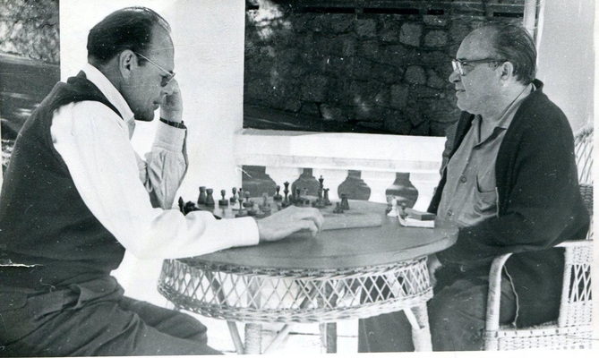 Фотография: Гончаров Ю.Д. и Волохов Ф.С. за игрой в шахматы. Ялта, 1967 г. На обороте надпись: "Ф.С. Волохову поклон от фотографа К. Капичева".