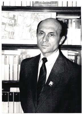 Фотография черно-белая: Будаков В.В. в рабочем кабинете (дома), поясной.