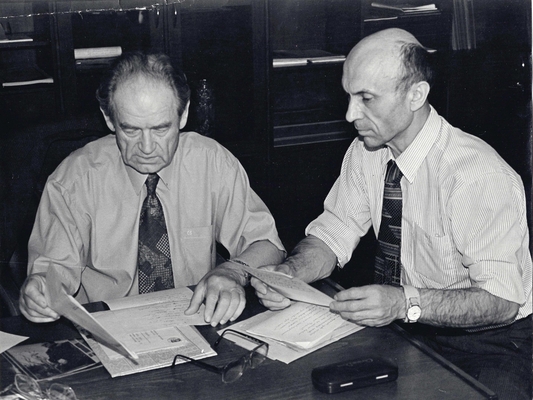 Фотография черно-белая: Б. Стукалин и В. Будаков в редакции газеты "Коммуна" (г. Воронеж), июнь 1998 г.,  поясной.