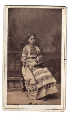 Фотография. Тимешовы. Девушка в народном костюме, сидит на стуле.
