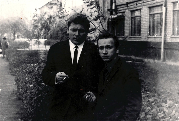 Фотография: Ионкин А.А., Мясников А. Перекур у заводоуправления, 70-е годы. (черно-белая).