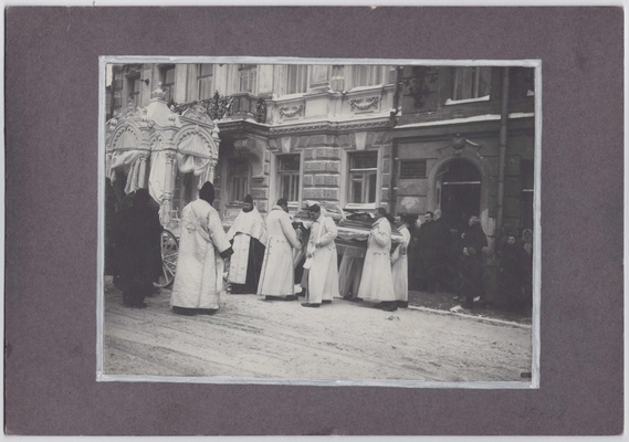 Фотография. Похороны Эртеля А.И. - момент выноса гроба с телом писателя из дома.