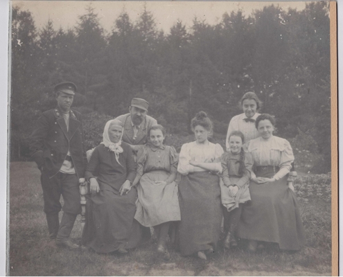 Фотография: А.И. Эртель, М.В. Эртель и другие. Снято в саду. А.И. Эртель стоит позади дивана, на котором сидит М.В. Эртель и другие.