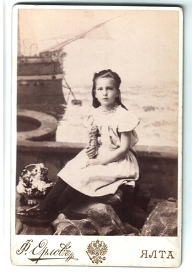 Фотография. Тимешовы. Постановочное фото девочки на фоне морского пейзажа.