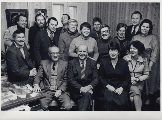 Фотография: Коллектив редакции журнала "Подъем" 1982 г.  с литактивом журнала. 1 ряд, сидят: 1 Троепольский Г. - член ред. коллегии, 2 Попов В.М. - гл. редактор, 3 Багрянцева Ю. - секретарь, 4 Дементьева Т.- бухгалтер. 2 ряд: 1 Одинцов В. - ред. отдела критики, 2 Голубев А. - зам. гл. редактора, 3 Баранов В. - литсотрудник отдела прозы, 4 Парамонова Г. - машинистка, 5 Никулин С. - ред. отдела поэзии, 6 Ускова Л. - техредактор, 7 Бейман С. - корректор. 3 ряд: 1 Семенов В. - ред. отдела критики, 2 Евсеенко И.