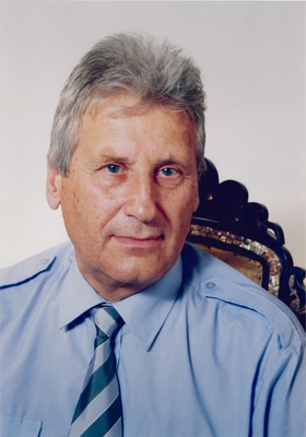 Фотография цветная: Новичихин Е.Г., поплечная, голова наклонена, 1999 г.?