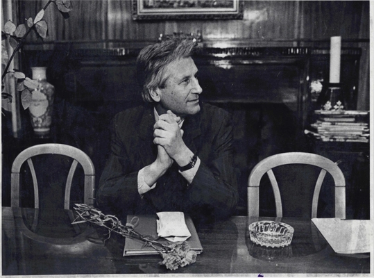 Фотопортрет: Новичихин Е.Г., писатель, лауреат Булгаковской премии газеты "Гудок". Москва, 16.12.1995 г., за столом в кабинете главного редактора газеты "Гудок", поворот головы влево.