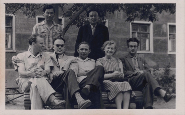 Фотография монохромная: Ю.Д. Гончаров с сокурсниками по Высшим литературным курсам. На обороте находится автограф Ю.Д. Гончарова.