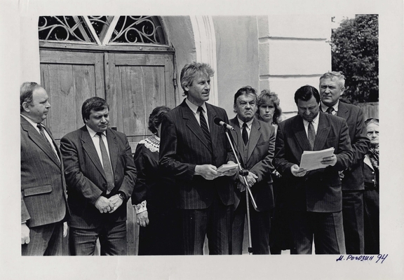 Фотография: Митинг открытия музея-усадьбы Д. Веневитинова 18.05.94 г. Фотограф Рогозин Михаил. Выступает директор Воронежского областного литературного музея им. И.С. Никитина Новичихин Е.Г. Стоят слева направо: 1) Росляков И.Г. - глава администрации Рамонского р-на. 2) Савинков Ю.А. - зам. главы областной администрации. 3) Кочеткова Р.Г. - филолог новоживотинновской школы. 4) Антюхин Г.В. - профессор ВГУ. 5) Соловьев Ю.С. - председатель комитета по культуре. За ними: Федорова Л. Н. - зав. музеем-усадьбой Д