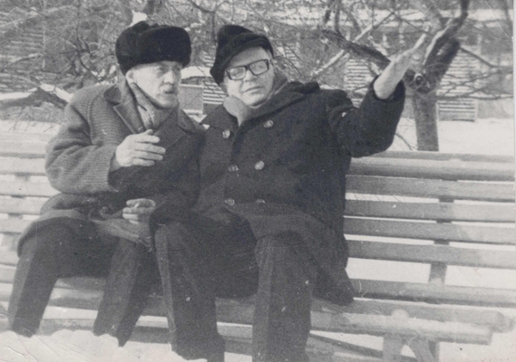 Фотография: Писатель Алехин Николай Иванович (слева), редактор многотиражной газеты "Монтажник" Новиков Валерий Александрович в Доме отдыха им. Дзержинского. Фото В. Новикова (автоспуск).