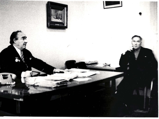 Фотография: Волохов Ф.С. и Коноплин Н., 1972 г. Кабинет редактора жырнала "Подъем". Волохов Ф.С. за рабочим столом.