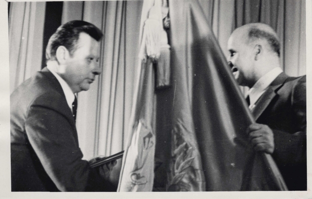 Фотография: Вручение ордена "Знак Почета" журналу "Подъем". Орден вручает 1-й секретарь Обкома партии Игнатов В.Н. главному редактору журнала Попову В. М., 1982 г.