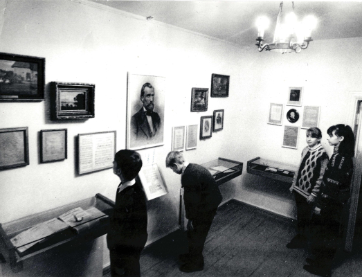 Фотография монохромная групповая: экскурсанты в экспозиции Воронежского областного литературного музея (Дом-музей И.С. Никитина). Автор М. Вязовой.