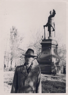 Фотография Сидельникова И.В., осень 1957 г. Воронеж. Снят у памятника Петру I. Изображен по пояс, анфас. Одет в осеннее пальто, на голове шляпа.