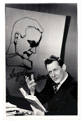 Фотография. Актер выступает на телепередаче, посвященной Платонову А.П.