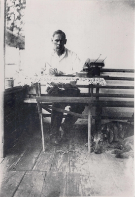 Фотография: Л. Завадовский на террасе дома.